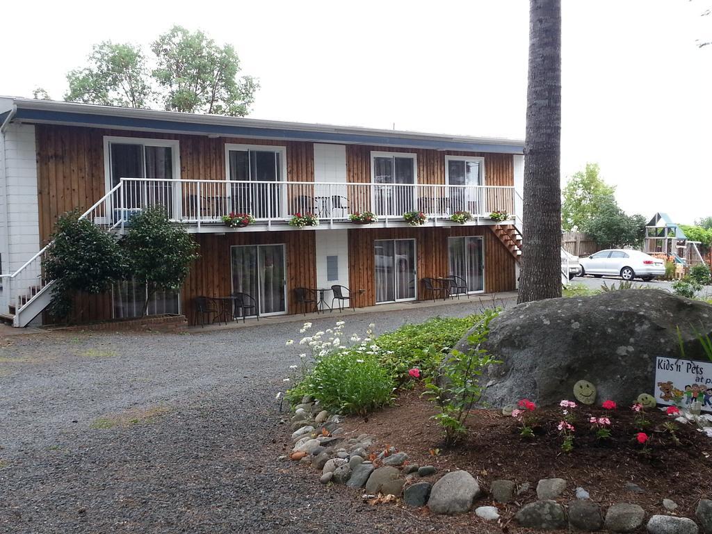 Edgewater Motel Campbell River Exterior photo