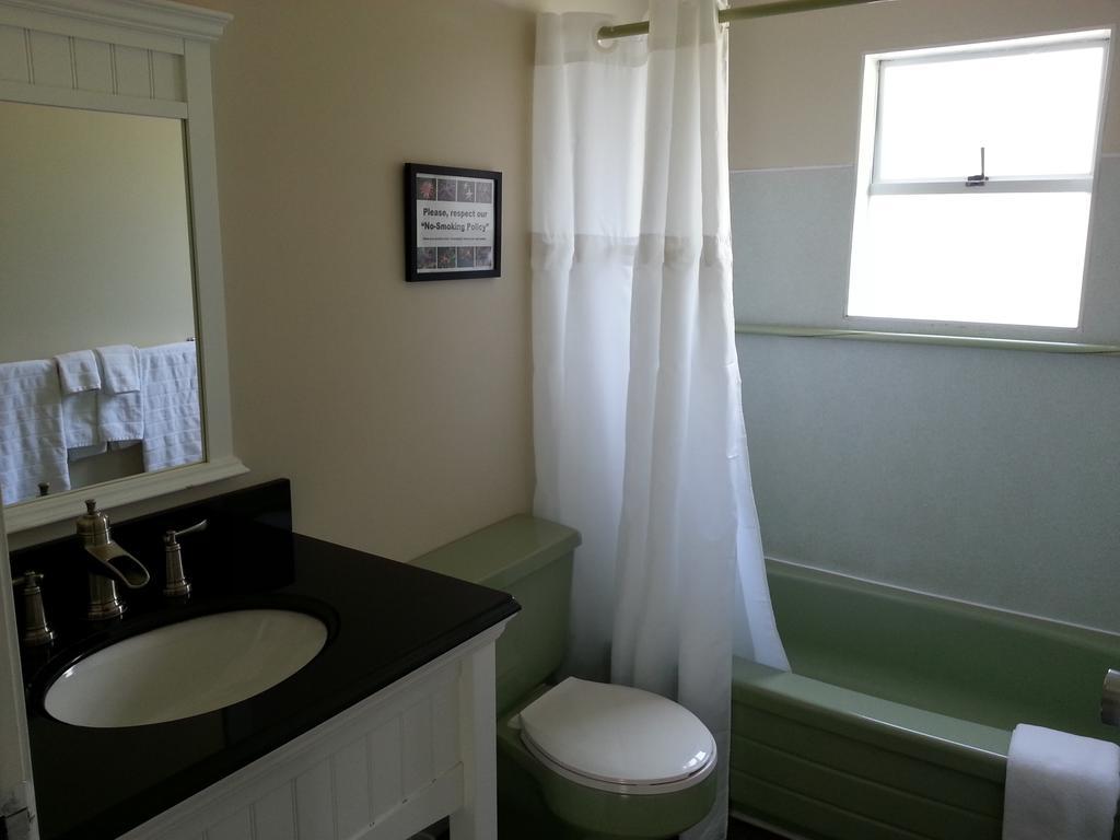 Edgewater Motel Campbell River Room photo